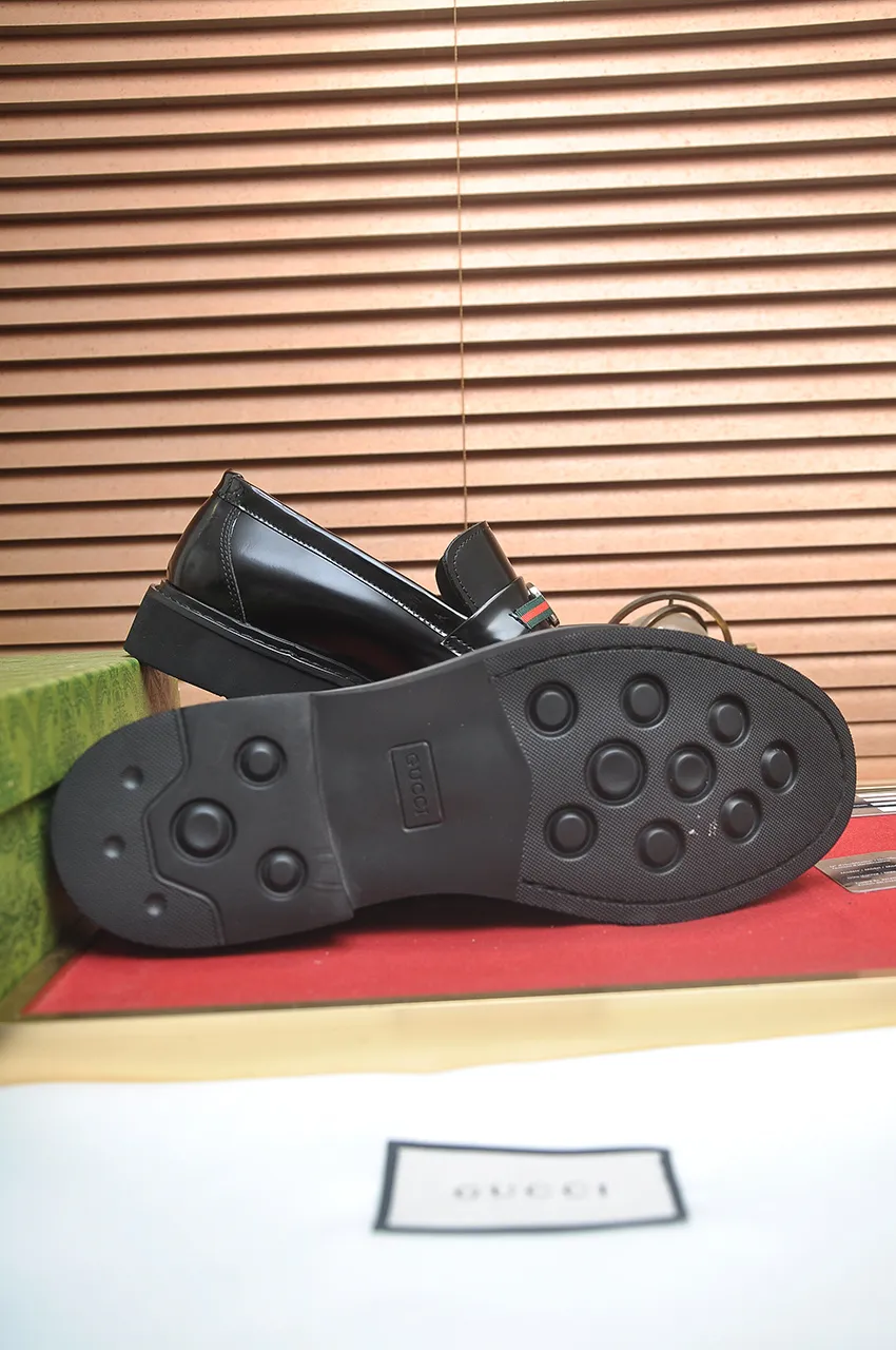 Men's shoes💰540💶Italy's top luxury men's shoe giant (GUCCI) (Gucci) (full cowhide lining) new arrival🍃Original European style🔰 Pleasant to the eye😍In order to make the shoes more durable and non-deformable🌀The production continues to follow traditional methods but there is still no lack of innovation💪Choose original sheepskin for the leather♻️ Smooth and natural And extra bright ⭐Made of imported cowhide, the first choice of rich people 38-45 (45 customized)